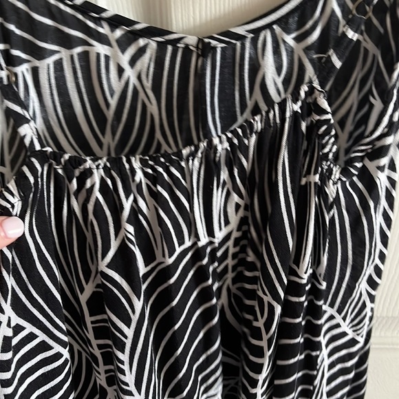 Black & White Patterned Flowy Thin Strap Swing Dress Size Medium - Picture 5 of 6